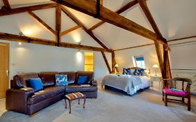 Central Studio Suite - Modern Stay With Free Wifi